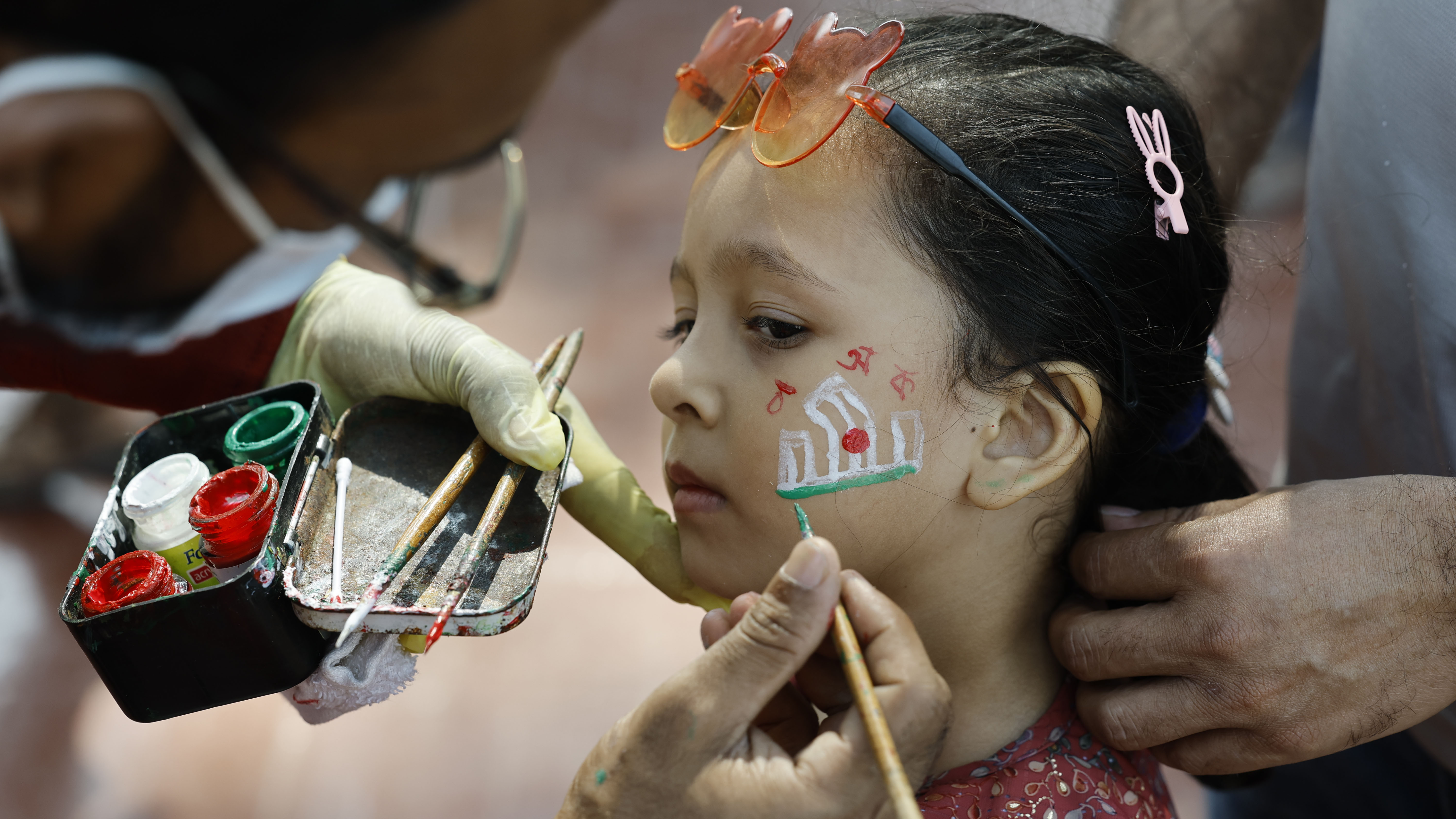 গালে অমর একুশে আঁকে শিশুরা