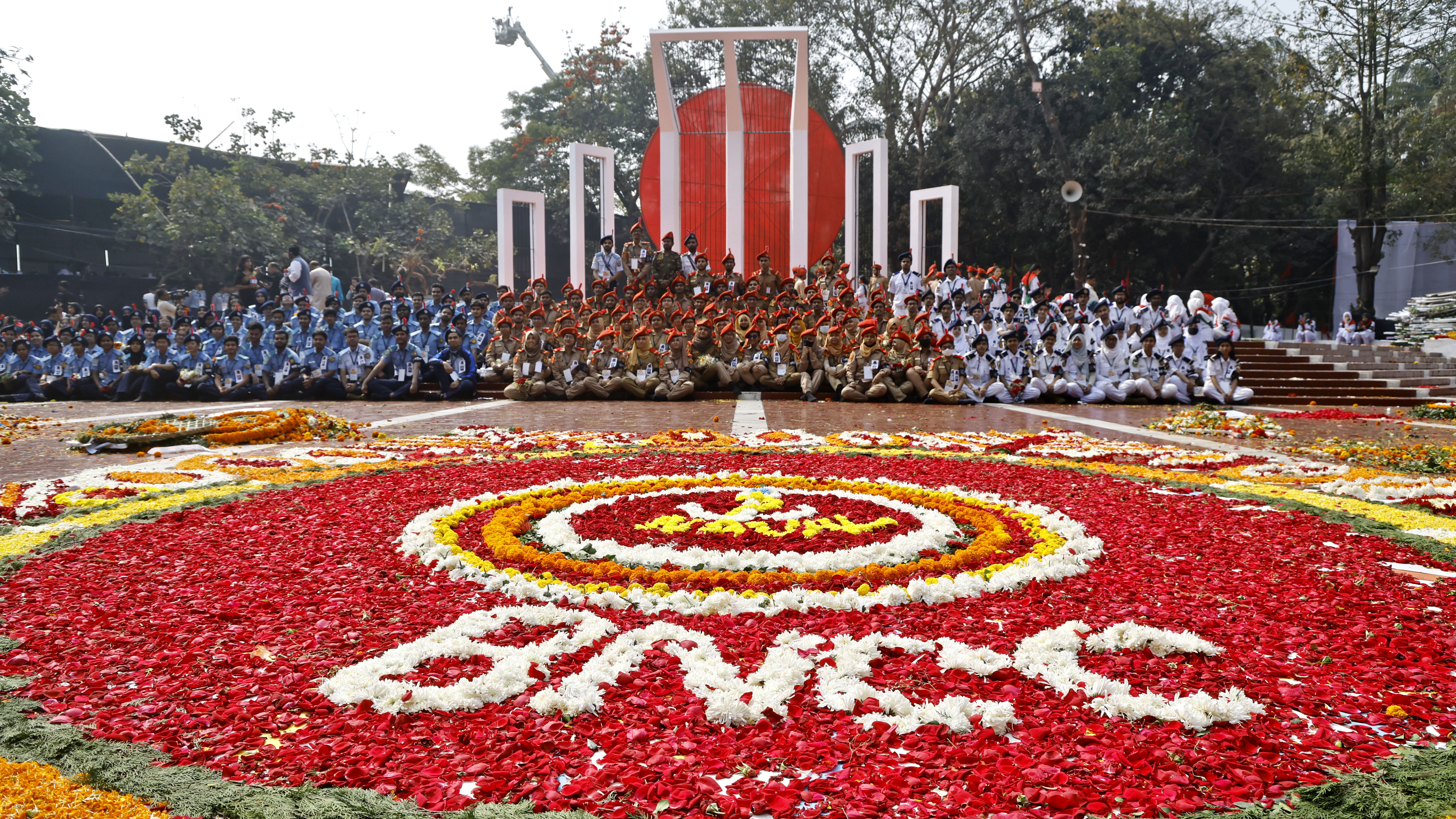 স্কাউট ও বিএনসিসির সদস্যরা ফুল দিয়ে শহীদ মিনারের বেদি সাজিয়ে তোলে