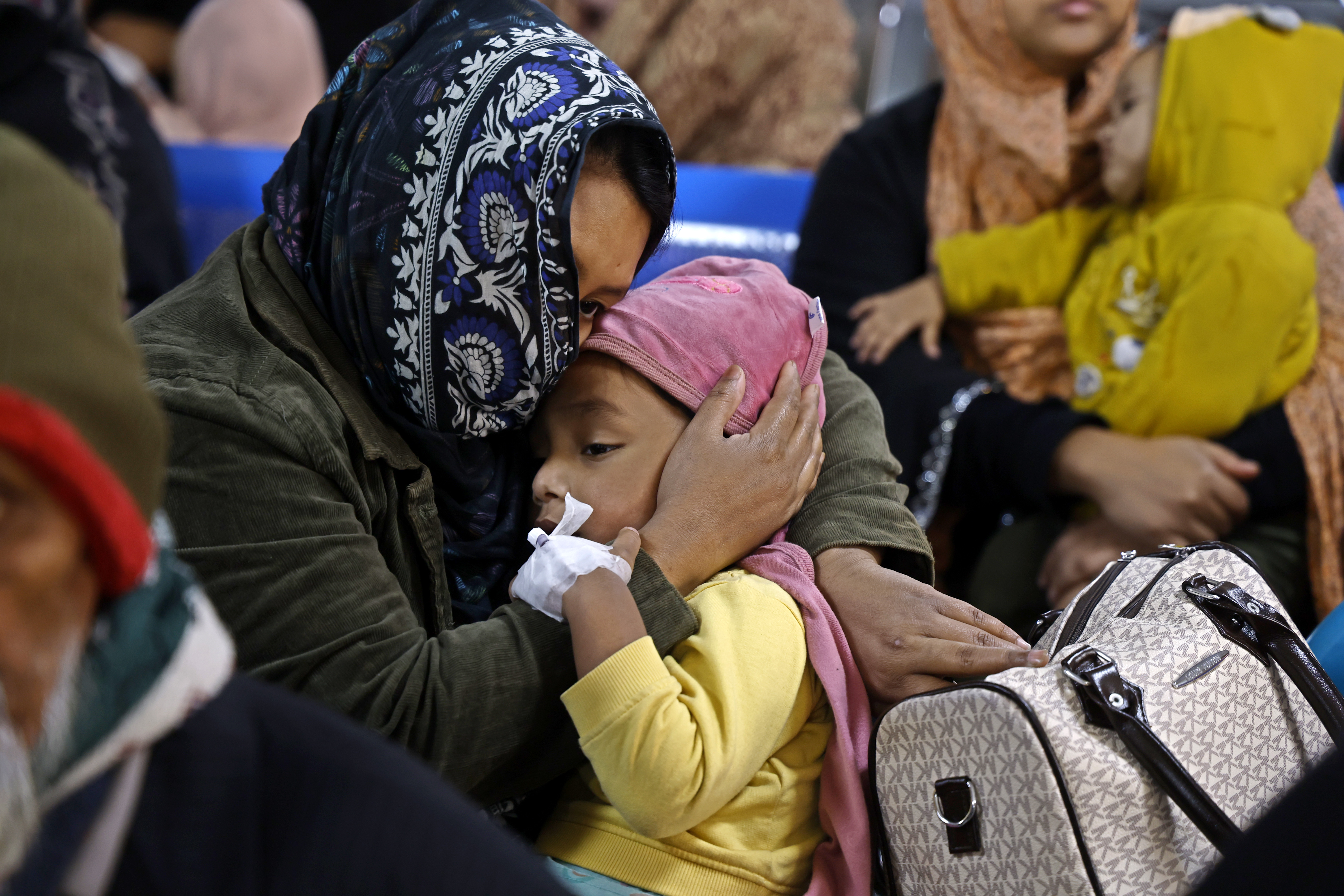 মায়ের কোলে চুপ করে বসে আছে ঠান্ডাজনিত রোগে আক্রান্ত শিশু। হাতে ক্যানুলা লাগানো, সন্তানকে জড়িয়ে ধরে সান্ত্বনা দিচ্ছেন মা।