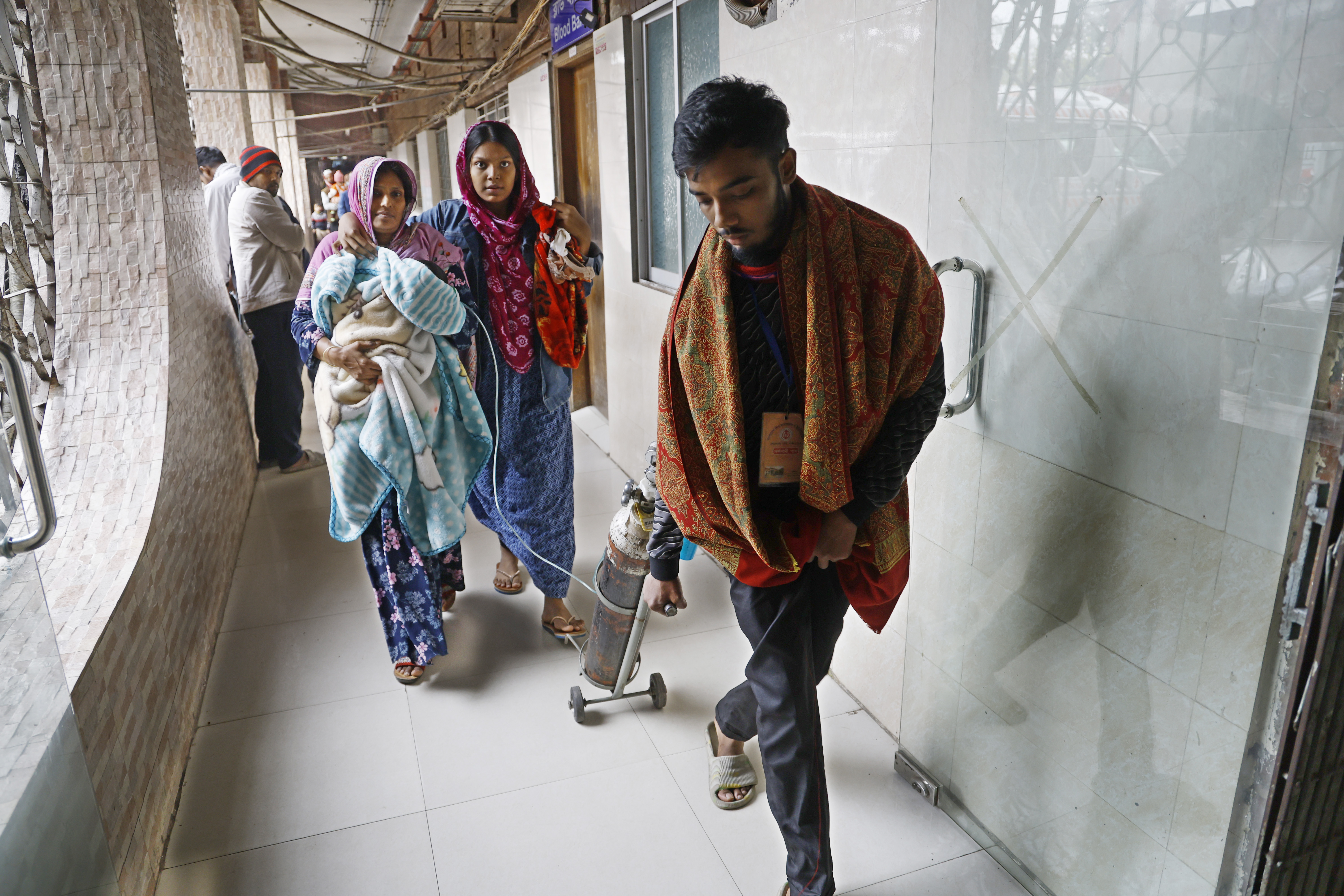 অক্সিজেন সিলিন্ডারসহ সন্তানকে নিয়ে নিয়ে দ্রুত ছুটছেন এক অভিভাবক। ভোলা থেকে আসা তার সন্তান ঠান্ডাজনিত সমস্যায় আট দিন ধরে হাসপাতালে ভর্তি।