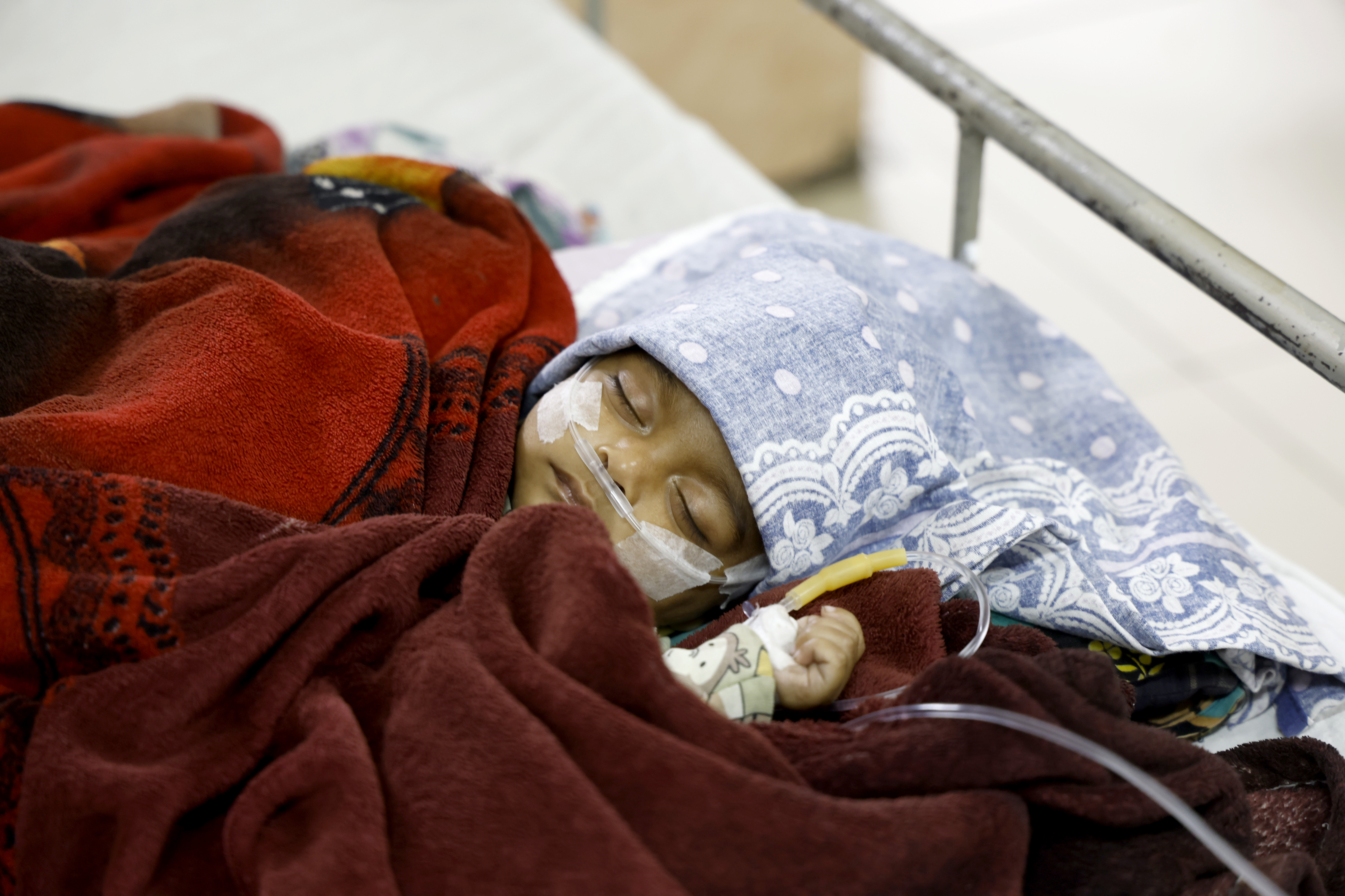 শ্বাসকষ্টে ভুগতে থাকা এক শিশুকে অক্সিজেন দেওয়া হচ্ছে। তীব্র শীতে নিউমোনিয়া ও শ্বাসতন্ত্রের সংক্রমণে আক্রান্ত শিশুর সংখ্যা দ্রুত বাড়ছে।