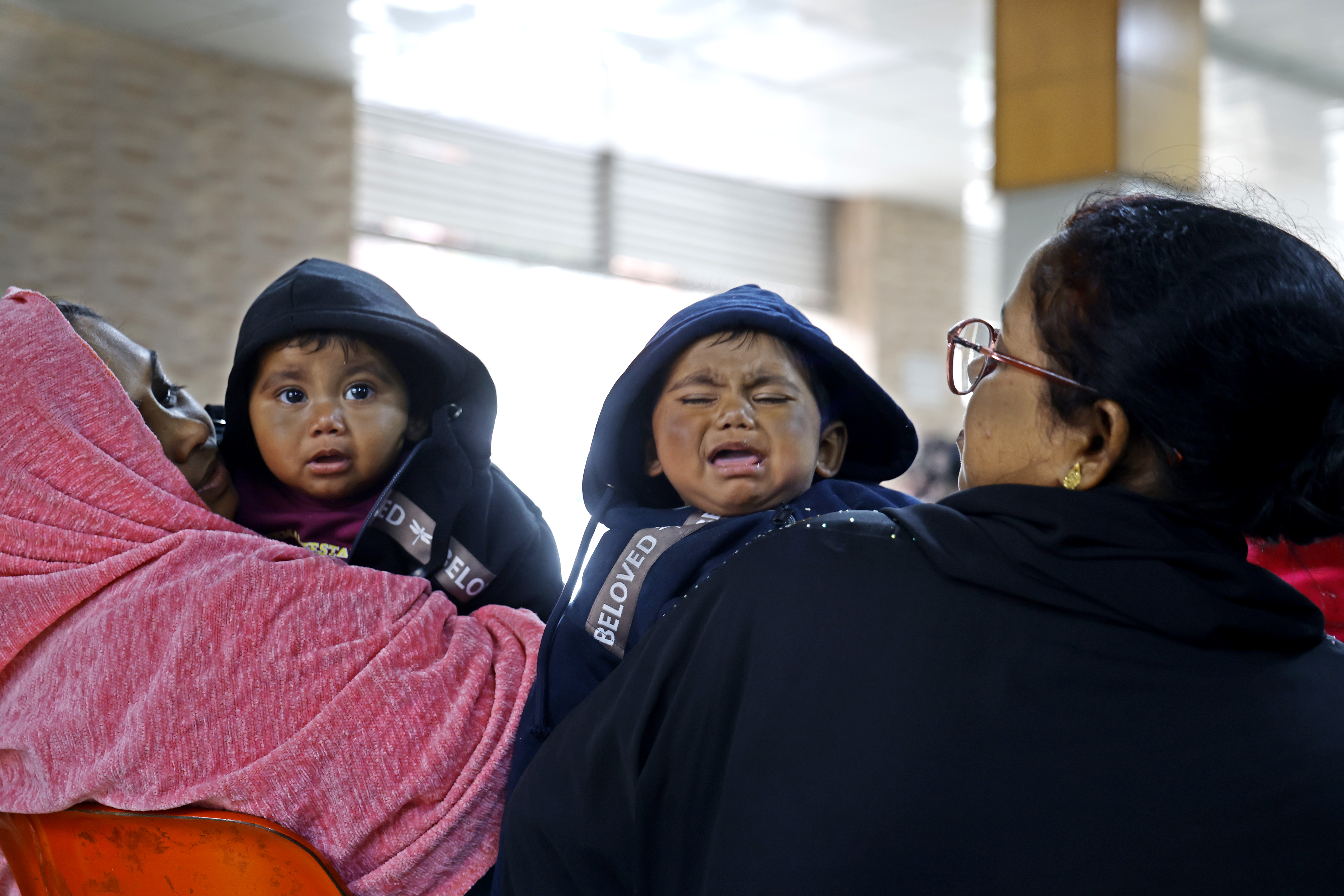 টাঙ্গাইল থেকে আসা জমজ শিশু আয়ান ও শায়ান। দুই মাস ধরে ঠান্ডাজনিত রোগে ভুগছে তারা। স্থানীয় হাসপাতালে চিকিৎসায় উন্নতি না হওয়ায় ভর্তি করা হয়েছে বাংলাদেশ শিশু হাসপাতালে।