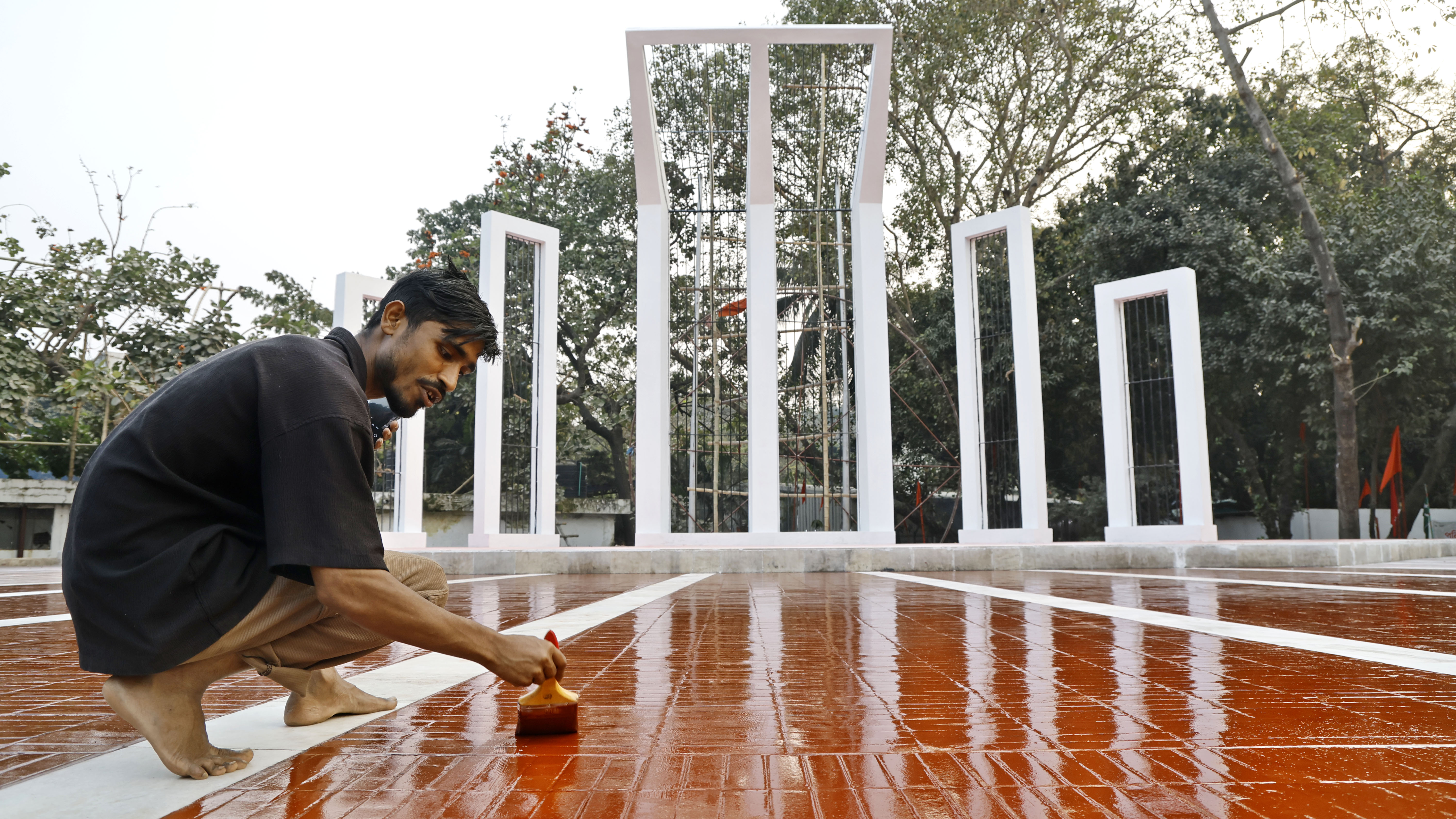 রং করে নতুন ভাবে সাজানো হচ্ছে কেন্দ্রীয় শহীদ মিনার