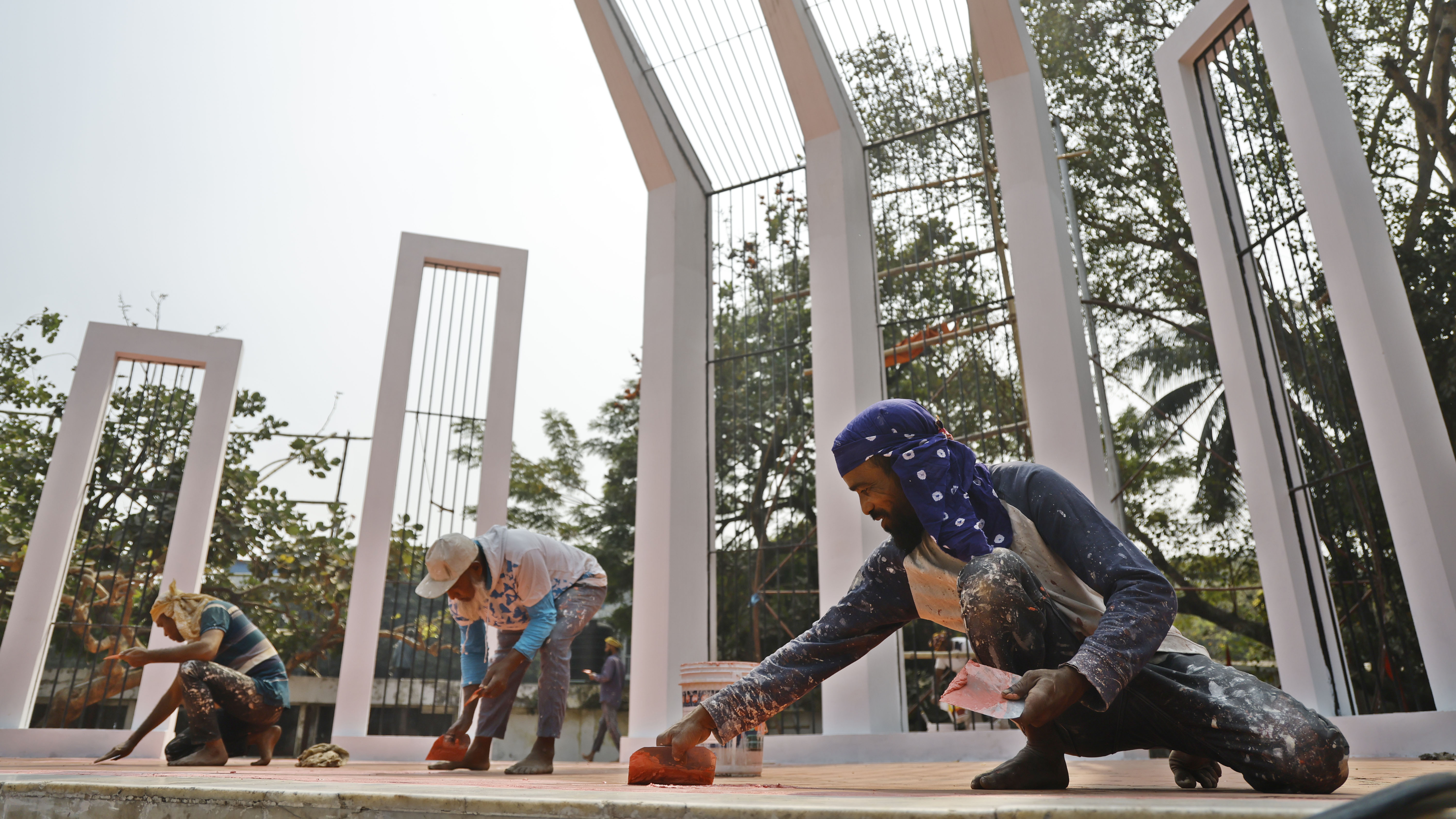 বেদিতে বিভিন্ন জায়গা নষ্ট হয়ে যাওয়ায় তা মেরামতের কাজ করা হচ্ছে