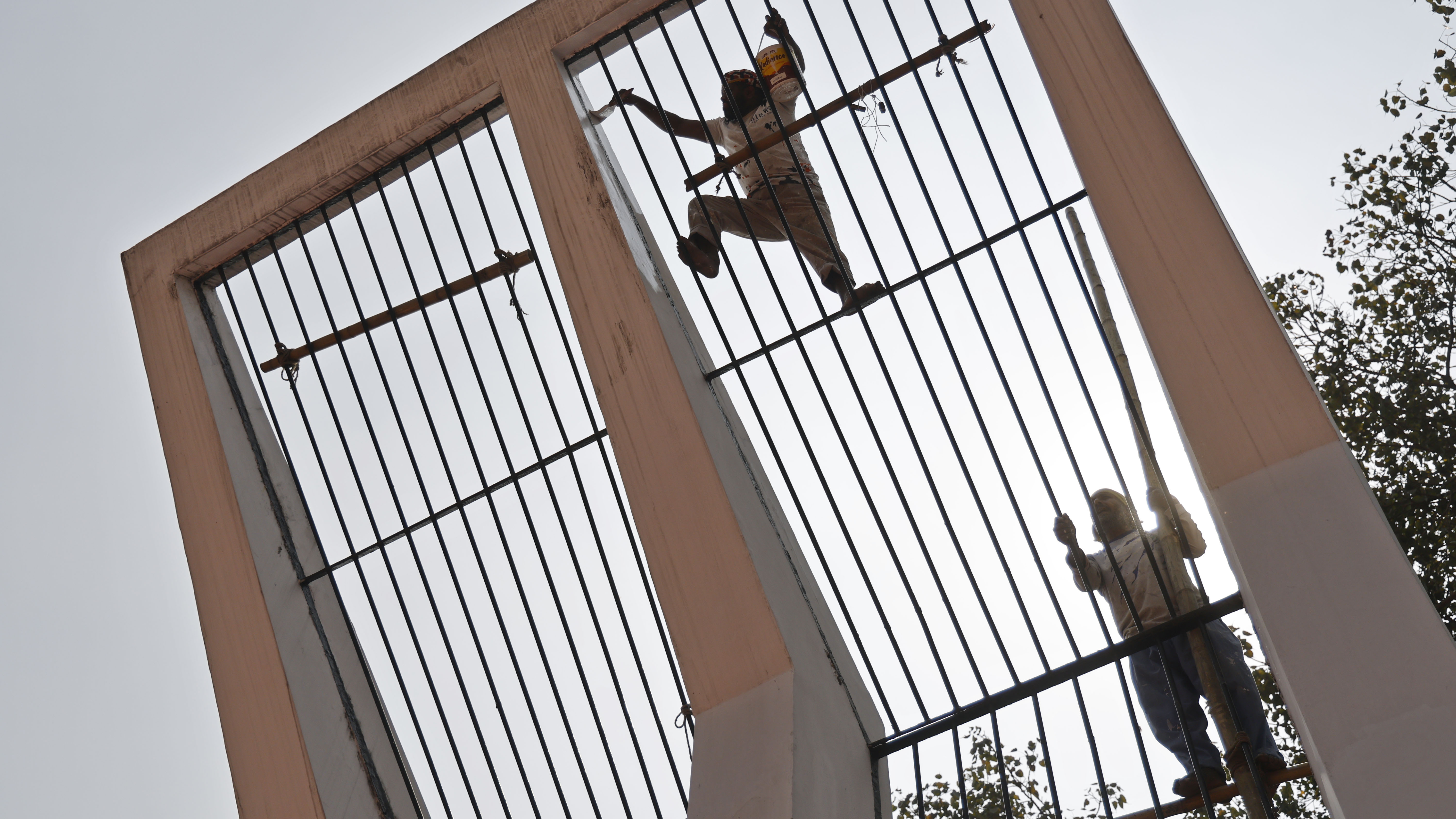 ঘষা মাজা করে প্রস্তুত করা হচ্ছে শহীদ মিনার