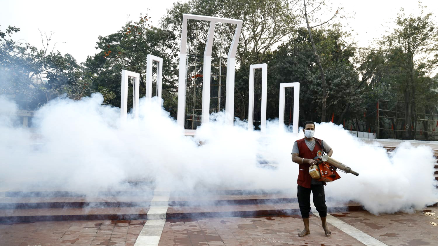 একুশে ফেব্রুয়ারি উপলক্ষে শহীদ মিনারে দেওয়া হচ্ছে মশক নিধনকারী ঔষধ