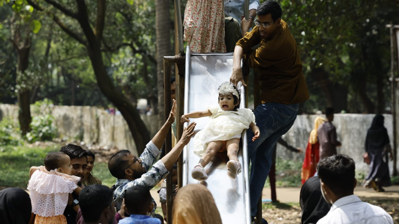 পশু-পাখি দেখা ছাড়াও স্লাইড পেয়ে আনন্দে মাতেন শিশুরা