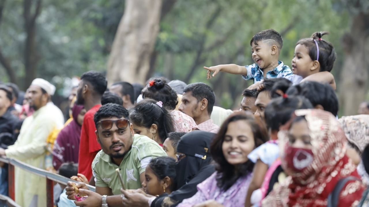 বাবার কাঁধে চড়ে চিড়িয়াখানায় পশু-পাখি দেখতে পেরে যেনো ঈদের খুশি দ্বিগুণ হয়েছে ছোট শিশুর