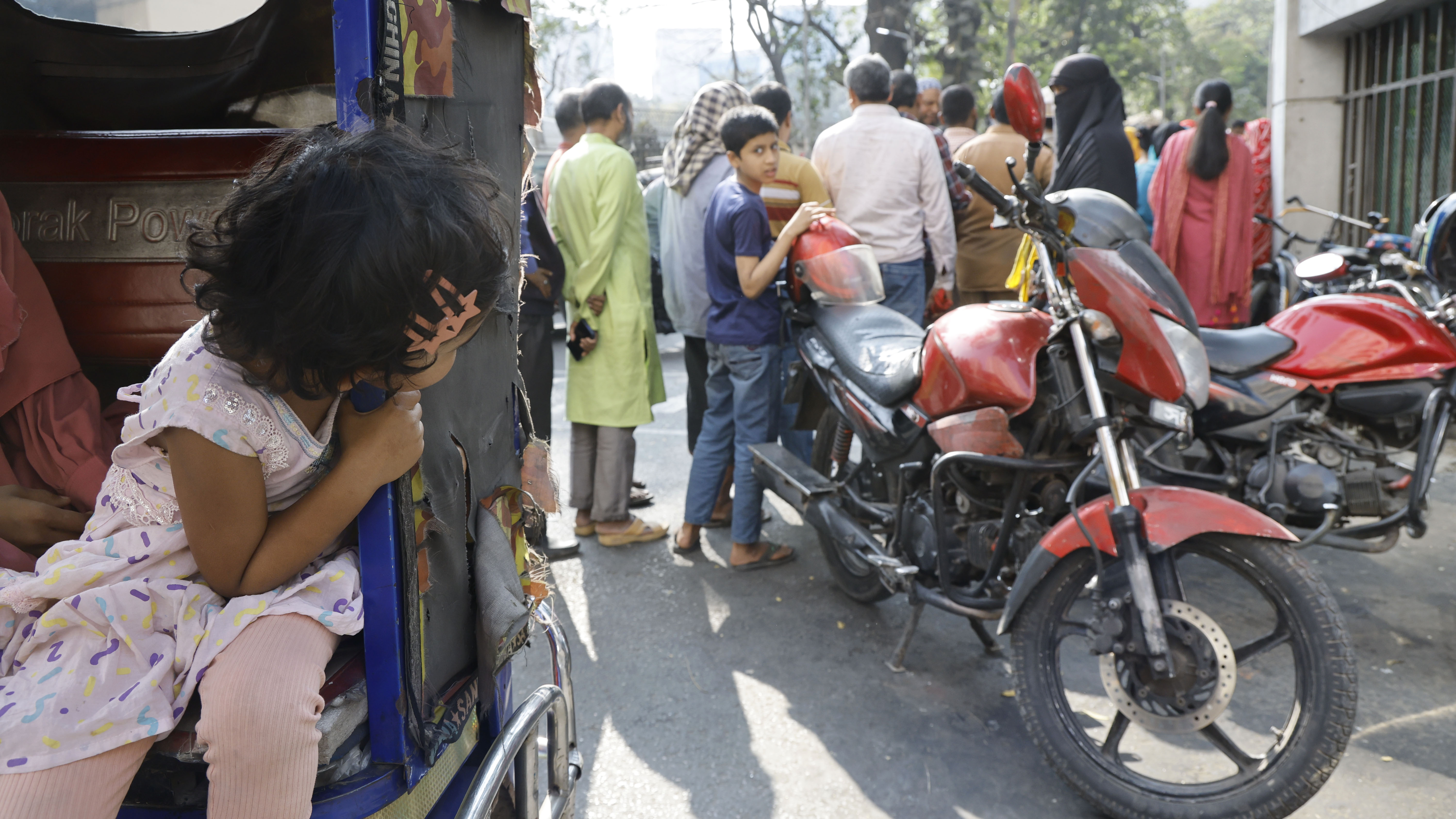 বাবার অটোরিকশায় বসে পণ্যের জন্য অপেক্ষা করছে কেরানীগঞ্জ থেকে আসা সুমাইয়া