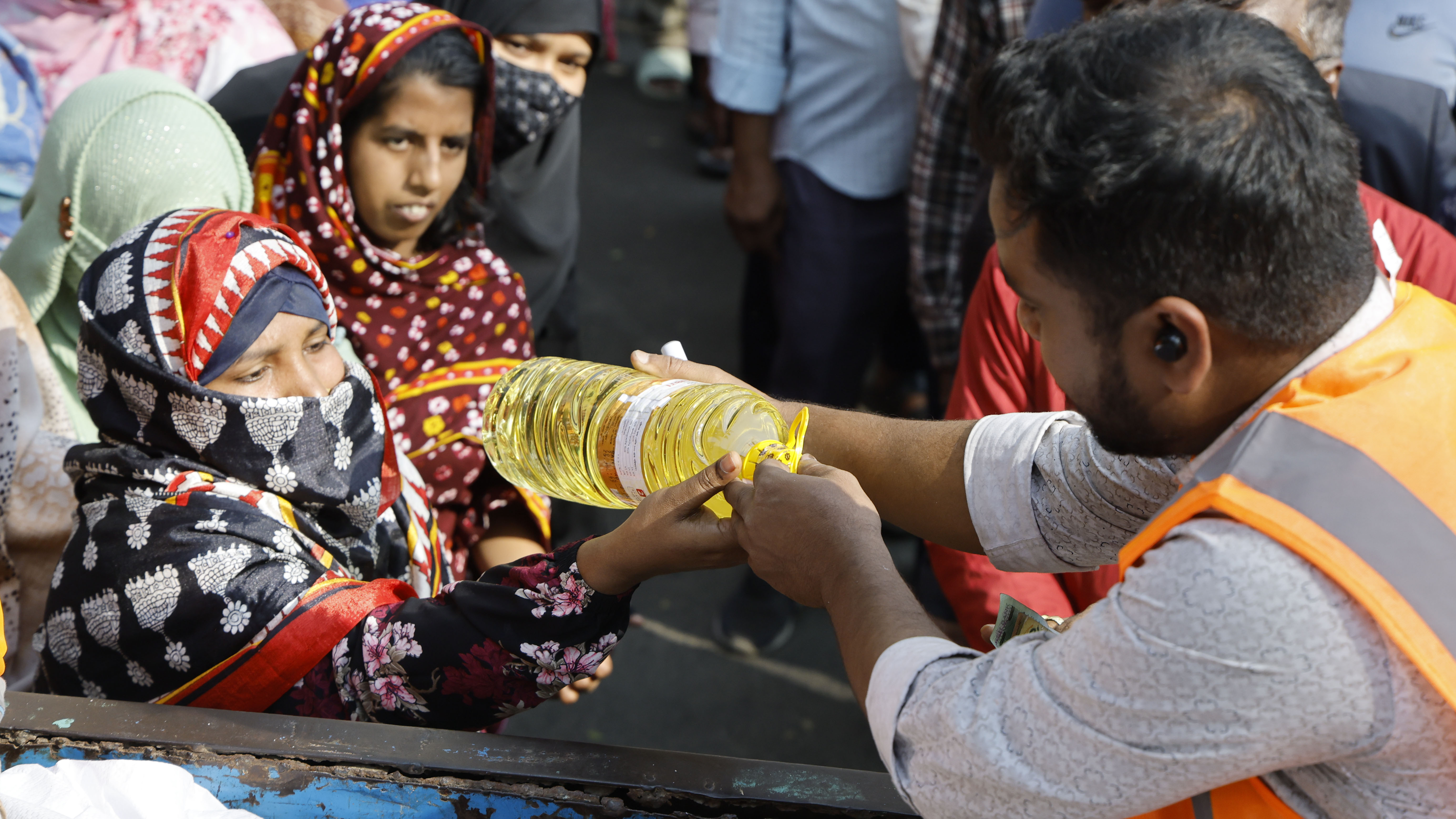 সুলভ মূল্যে পণ্য পেতে টিসিবির লাইনে