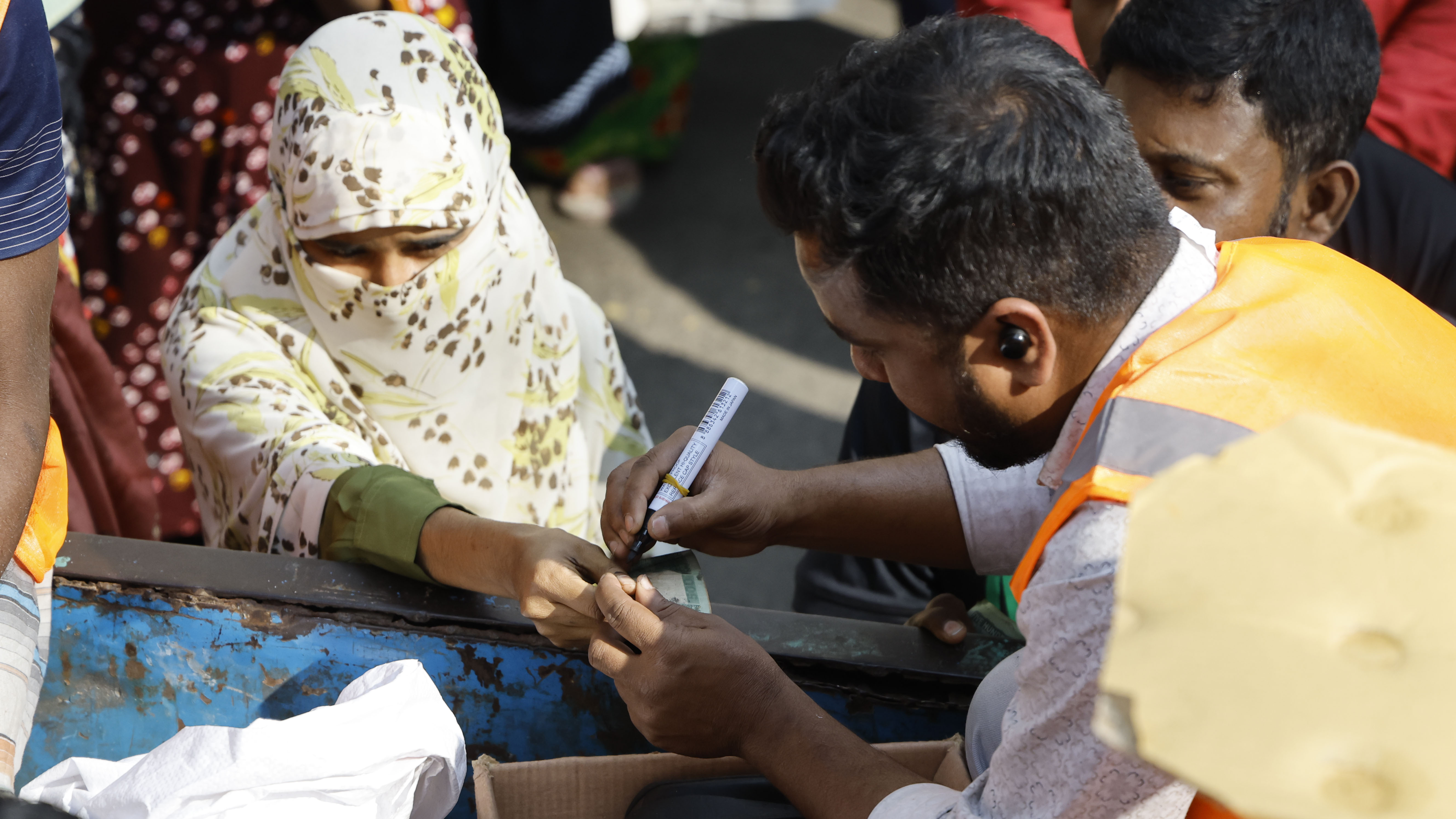 এক ক্রেতার কাছে অধিকবার পণ্য বিক্রি ঠেকাতে হাতের আঙুলে দাগ দেওয়া হচ্ছে