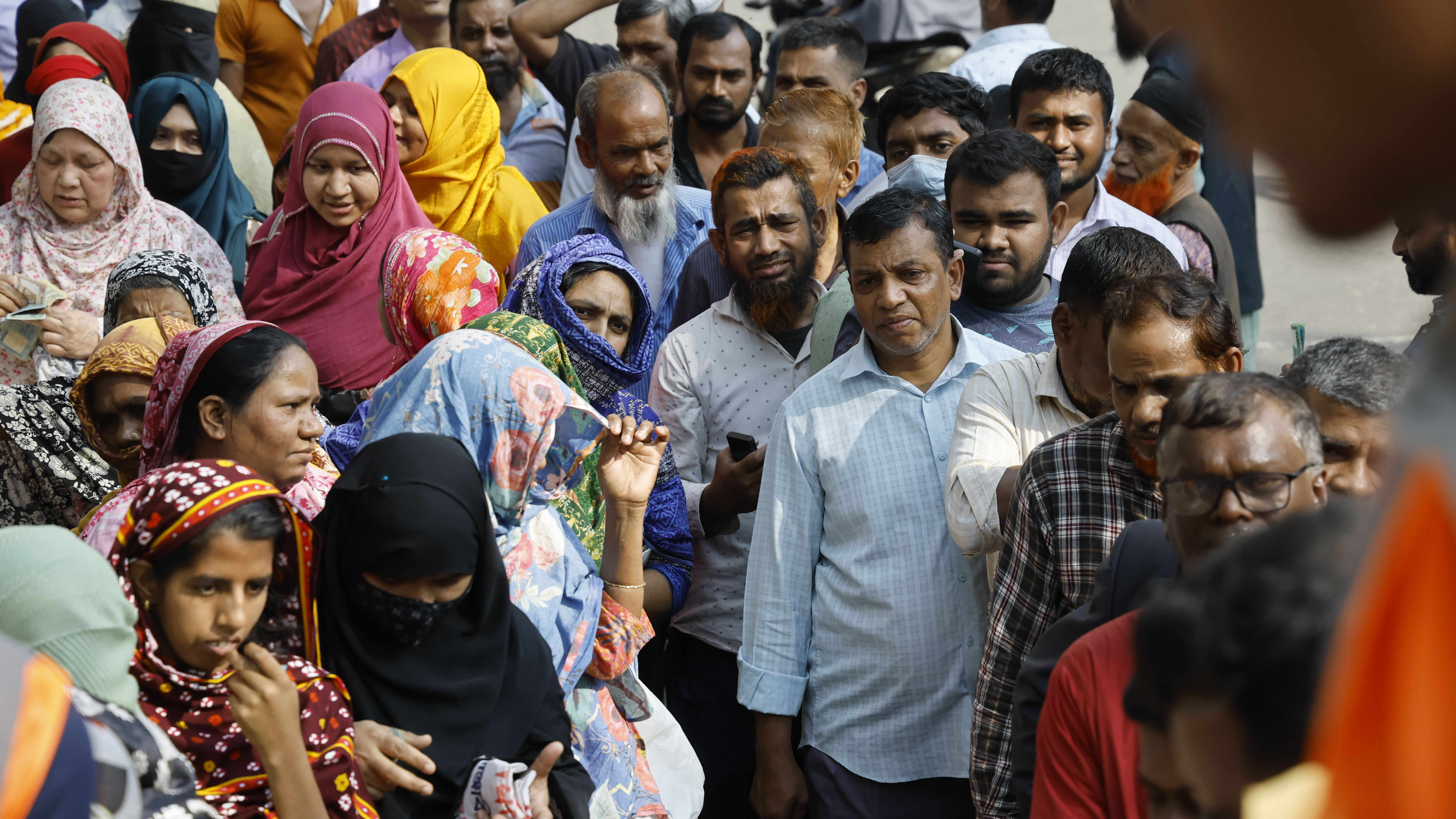 সাশ্রয়ী মূল্যে টিসিবির পণ্য কিনতে ভিড় জমিয়েছেন নিম্ন ও স্বল্প আয়ের মানুষ