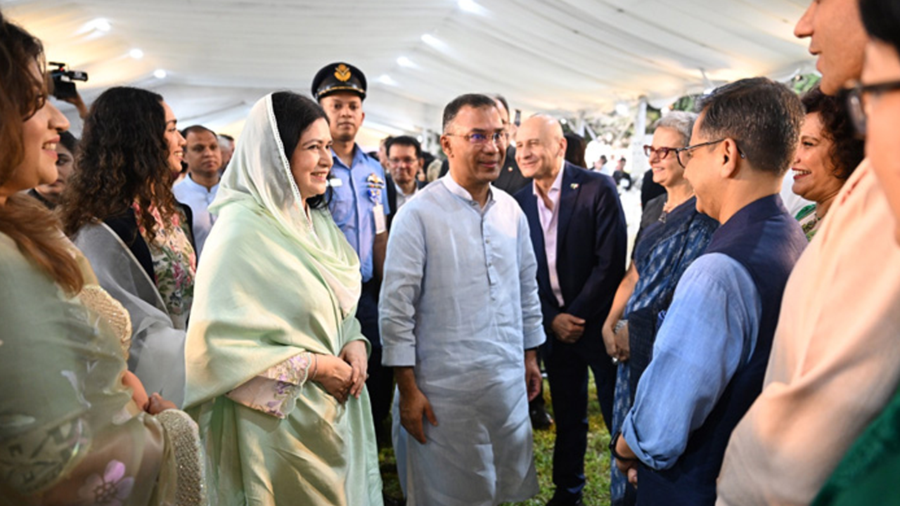 যমুনায় প্রধানমন্ত্রীর ঈদ শুভেচ্ছা বিনিময়