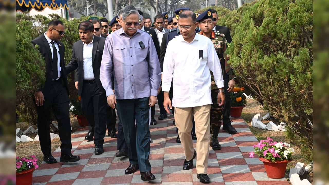 জাতীয় শহীদ সেনা দিবস উপলক্ষে রাজধানীর বনানীর সামরিক কবরস্থানে শহীদ সেনা কর্মকর্তাদের প্রতি শ্রদ্ধা জানাতে এলে রাষ্ট্রপতি মো. সাহাবুদ্দিনকে স্বাগত জানান প্রধানমন্ত্রী তারেক রহমান। ছবি: পিএমও