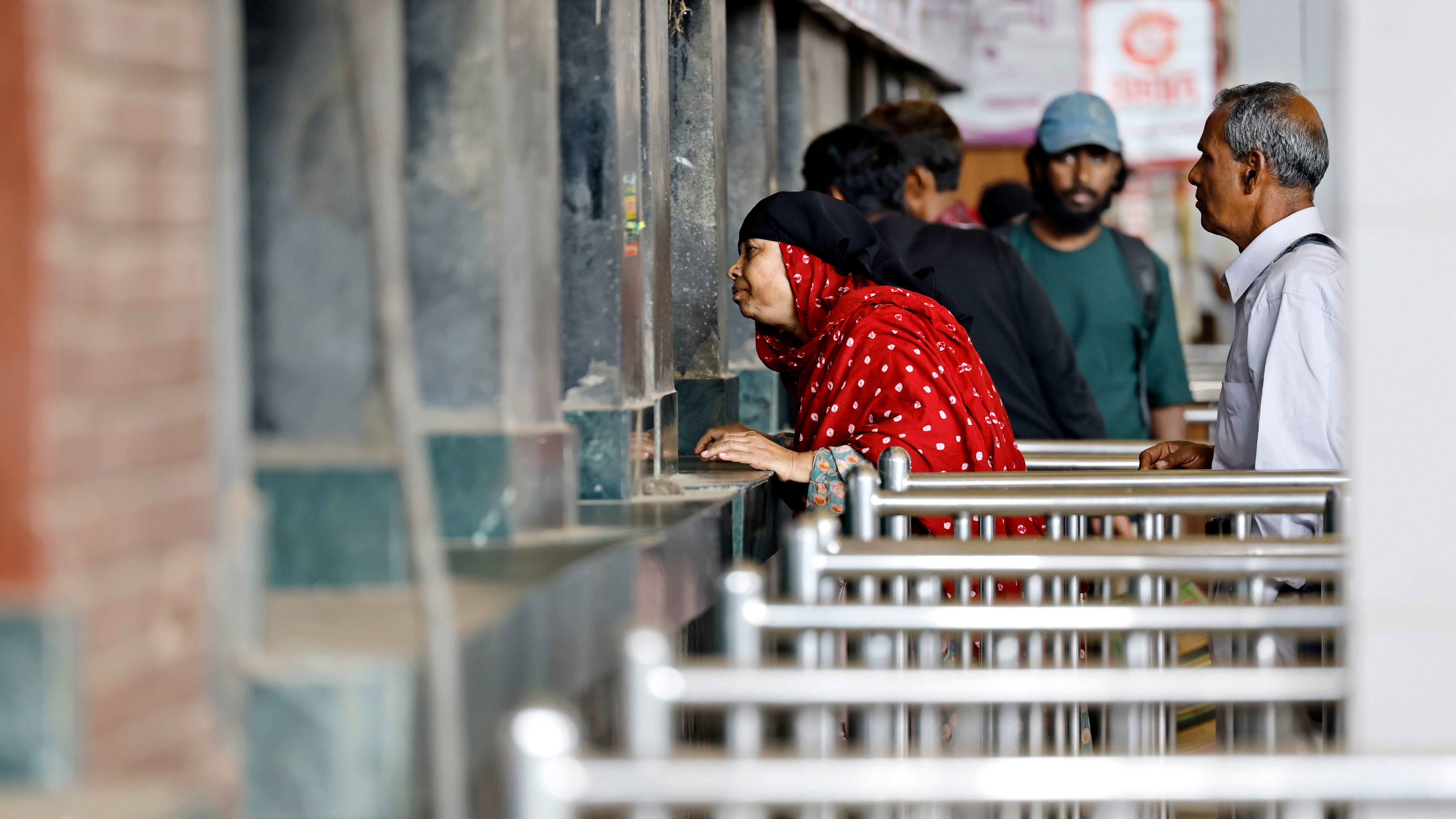 অনলাইনে না পেয়ে কাউন্টার থেকে টিকিট নেওয়ার চেষ্টা করেন এক বৃদ্ধা
