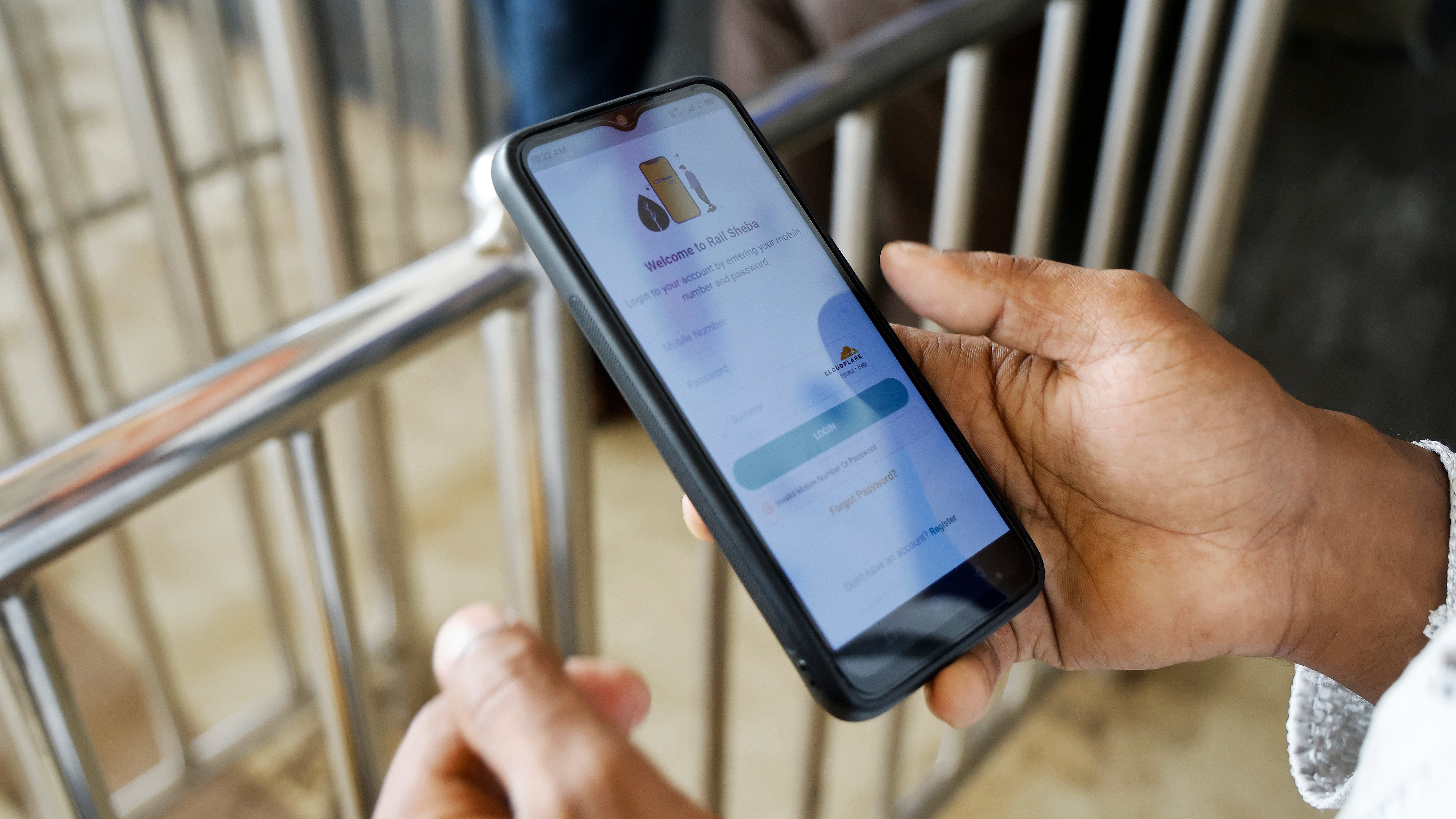 ঘণ্টার পর ঘণ্টা চেষ্টা করেও অনেকে লগইন করতে পারেননি রেলওয়ে অ্যাপসে