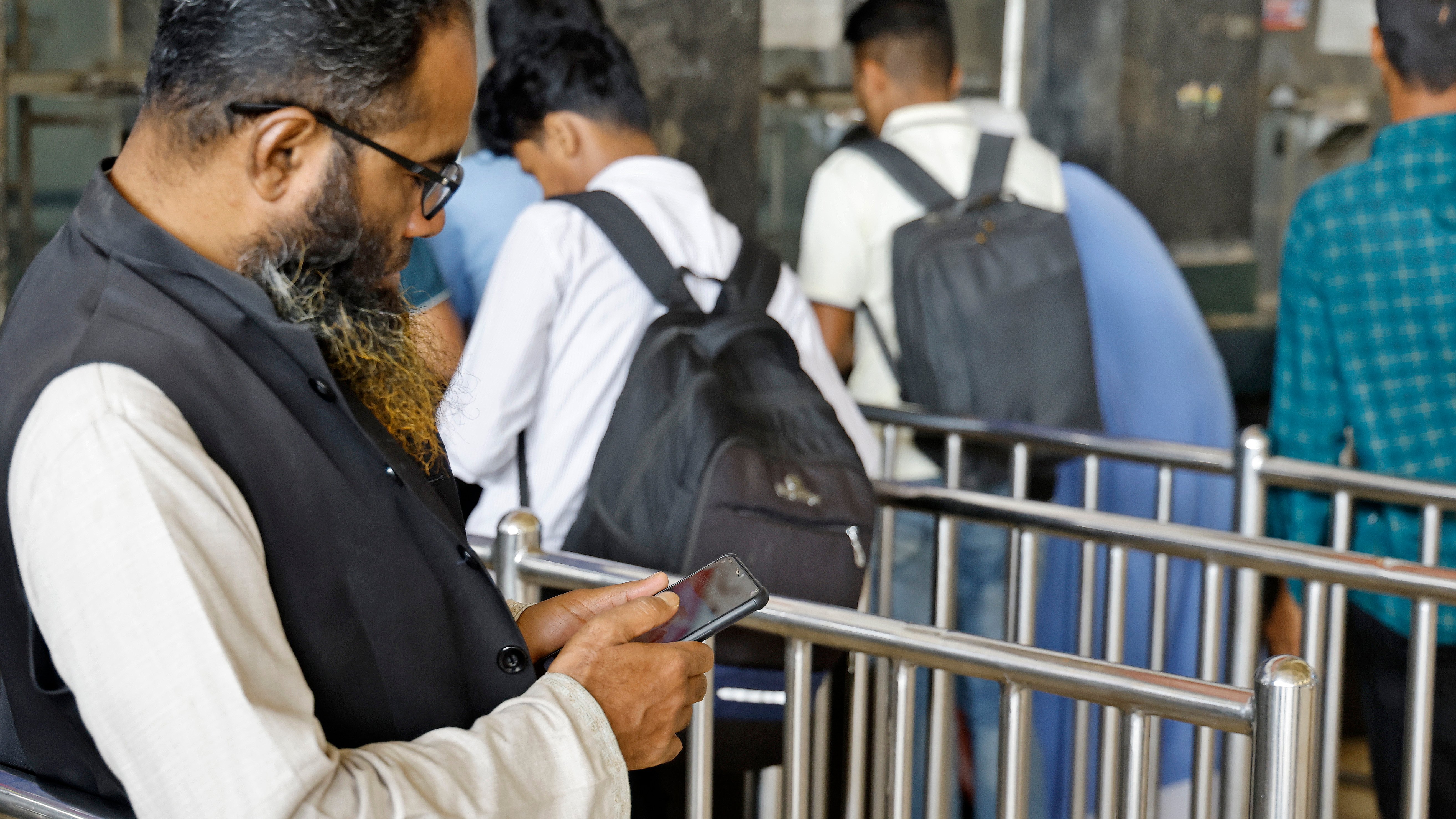 স্টেশনে এসে অনেককে অনলাইনে টিকিট কেনার চেষ্টা করতে দেখা যায়