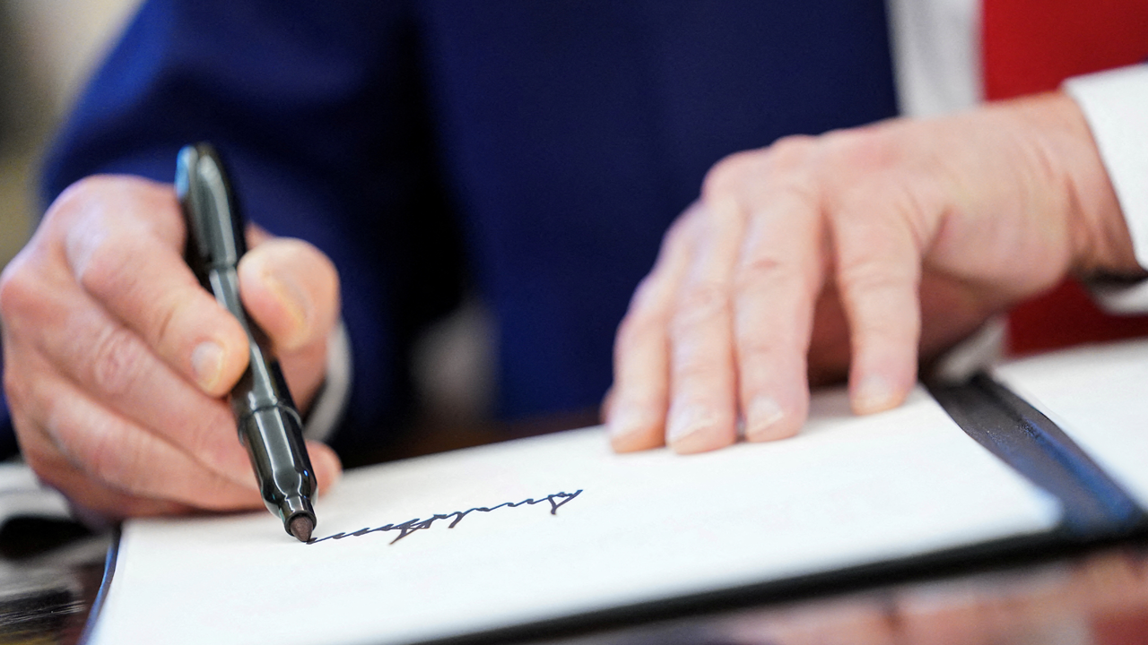 এবার আসছে ট্রাম্পের স্বাক্ষরযুক্ত ডলার