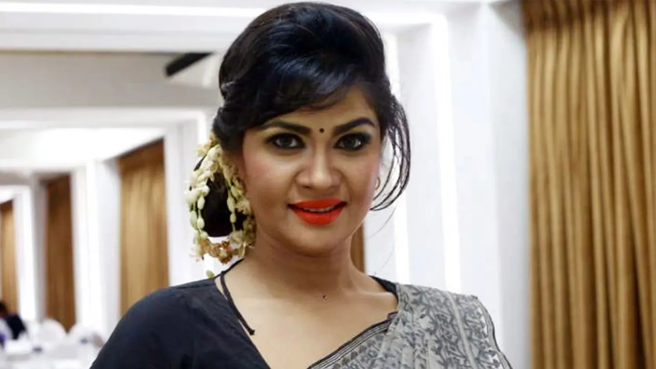 নৌকার মনোনয়ন কেনা নায়িকা এবার ভোট চাইলেন ধানের শীষে