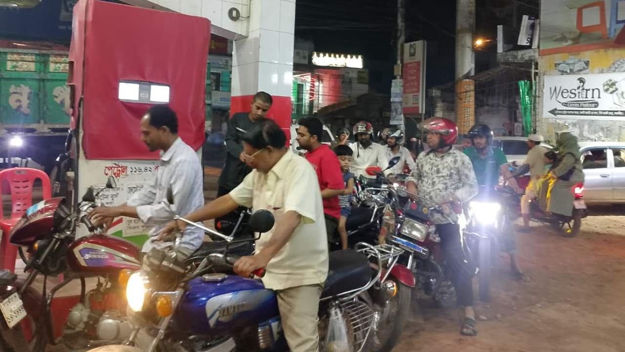 সাতক্ষীরায় জ্বালানি তেলের জন্য ফিলিং স্টেশনে লম্বা লাইন