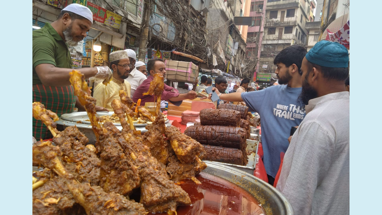চকবাজারের বাহারি ইফতারের চাহিদা আজও কমেনি