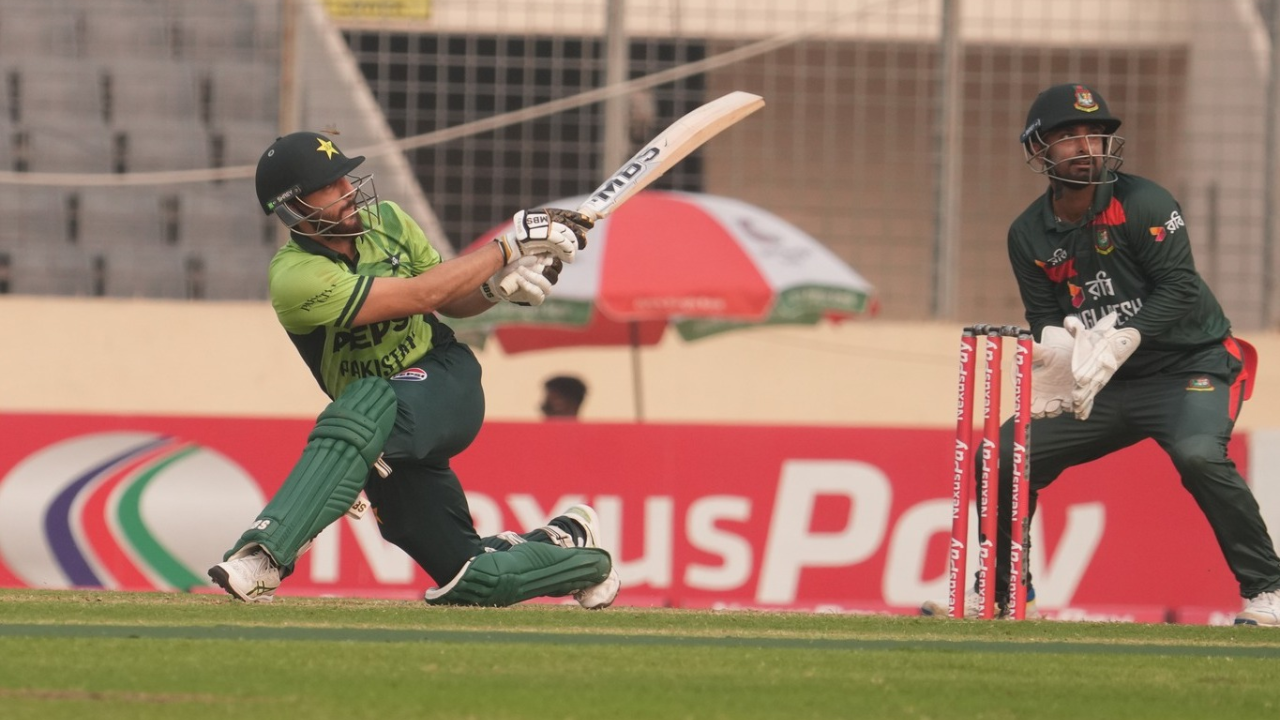 আবারও ওভারে জোড়া উইকেট