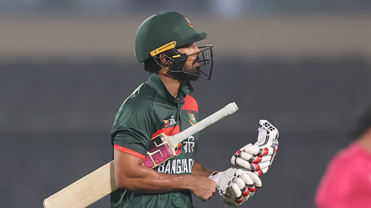 বজ্রসহ বৃষ্টিতে খেলা বন্ধ, বাংলাদেশ ৩ উইকেটে ২৭