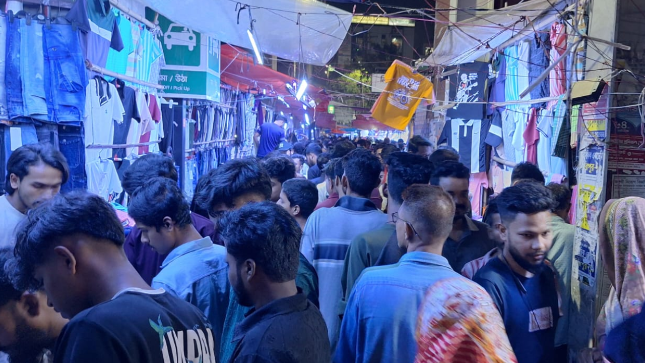 মিরপুর ১০ নম্বর ফুটপাতে জমজমাট ঈদের কেনাকাটা