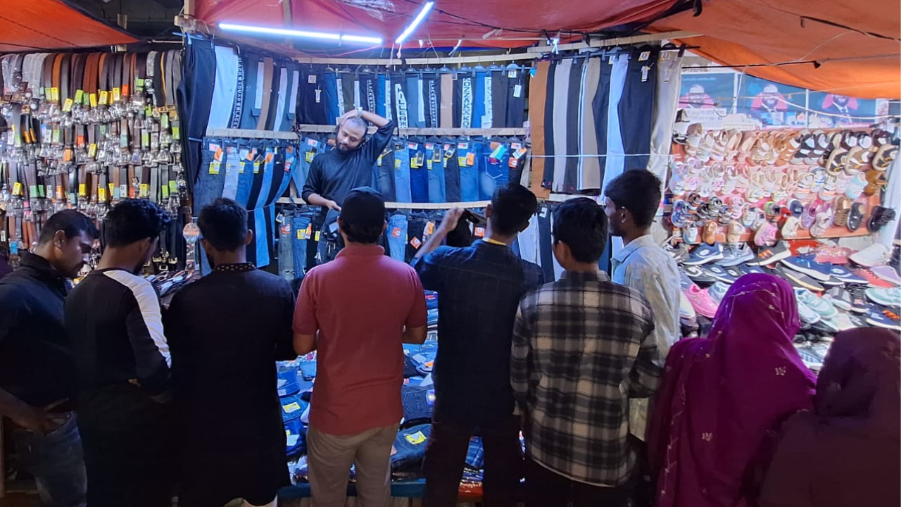 ফুটপাতে জমজমাট বিক্রি। ছবি: সিটিজেন জার্নাল