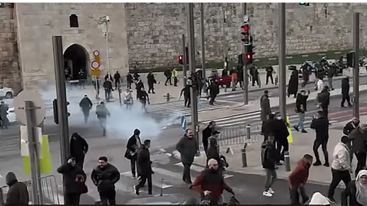 আল-আকসায় ঈদের নামাজে আসা মুসল্লিদের ওপর ইসরায়েলের হামলা