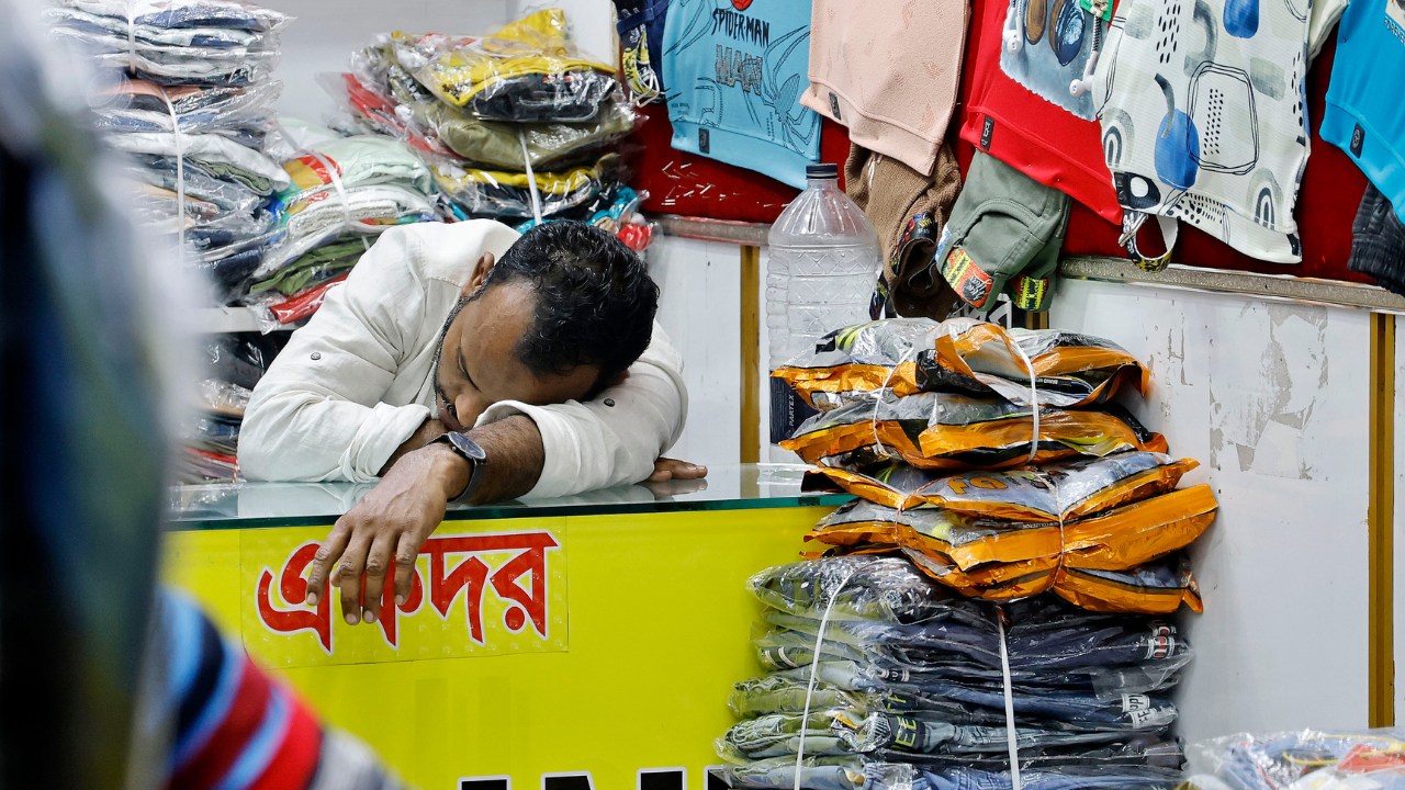 দিনভর বৃষ্টিতে শেষ সময়ের বেচাকেনায় ধস