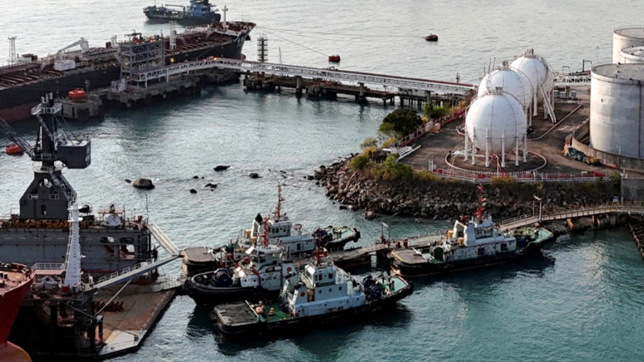 বাজারে আসছে ১৭ কোটি ব্যারেল ইরানি তেল