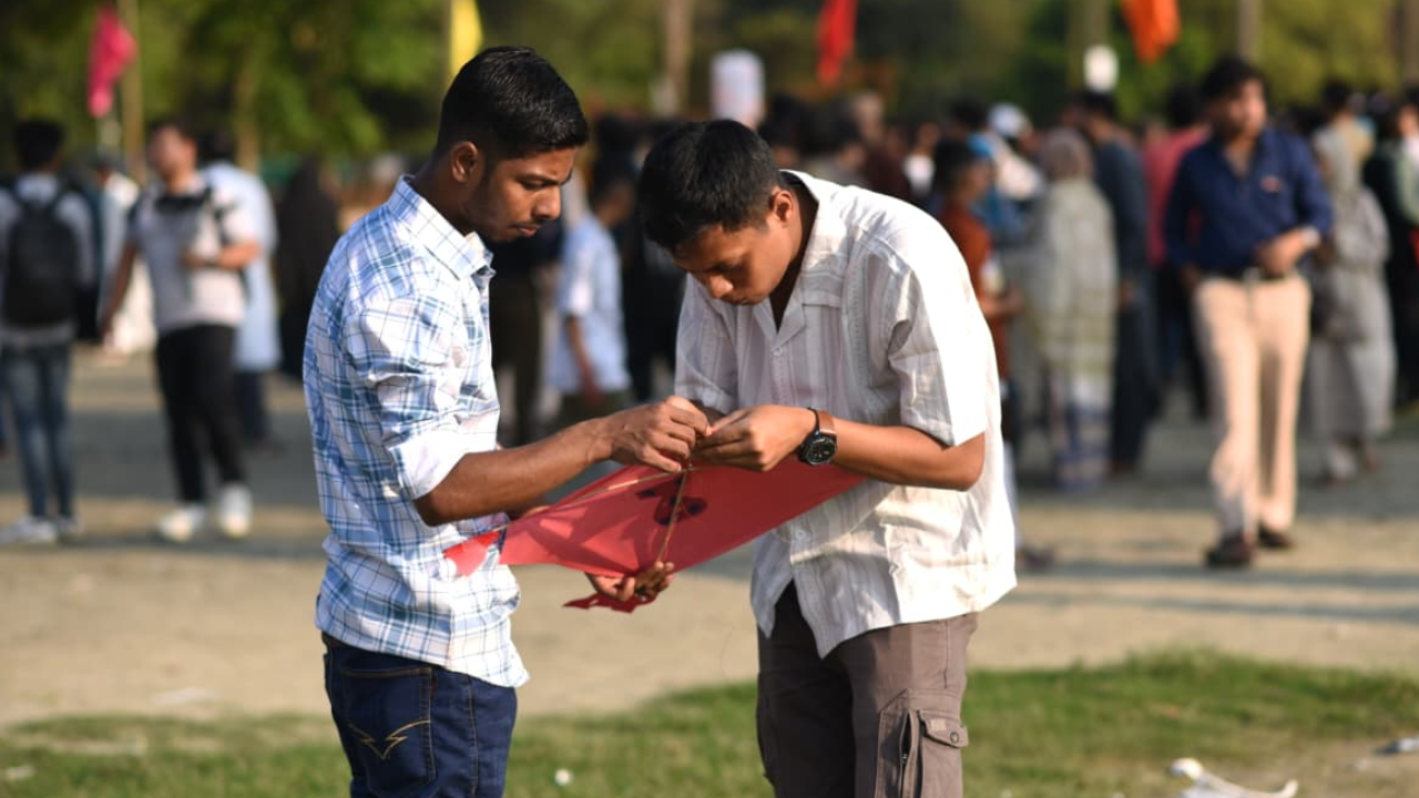 ঘুড়ি ওড়ানোর আগে দুই বন্ধু মিলে দেখে নিচ্ছেন সুতা ঠিক আছে কিনা