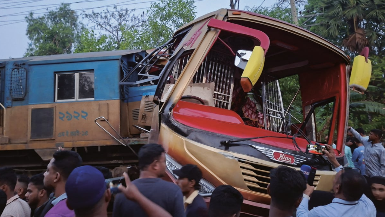 কুমিল্লায় বাস-ট্রেন সংঘর্ষের ঘটনা তদন্তে দুটি কমিটি, দুই গেটম্যান বরখাস্ত