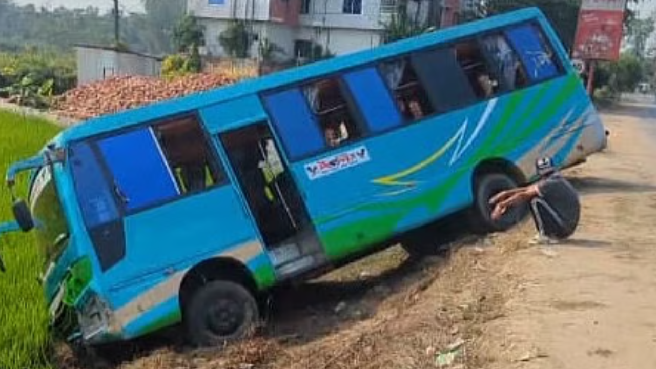 এবার ধানখেতে পড়লো যাত্রীবাহী বাস