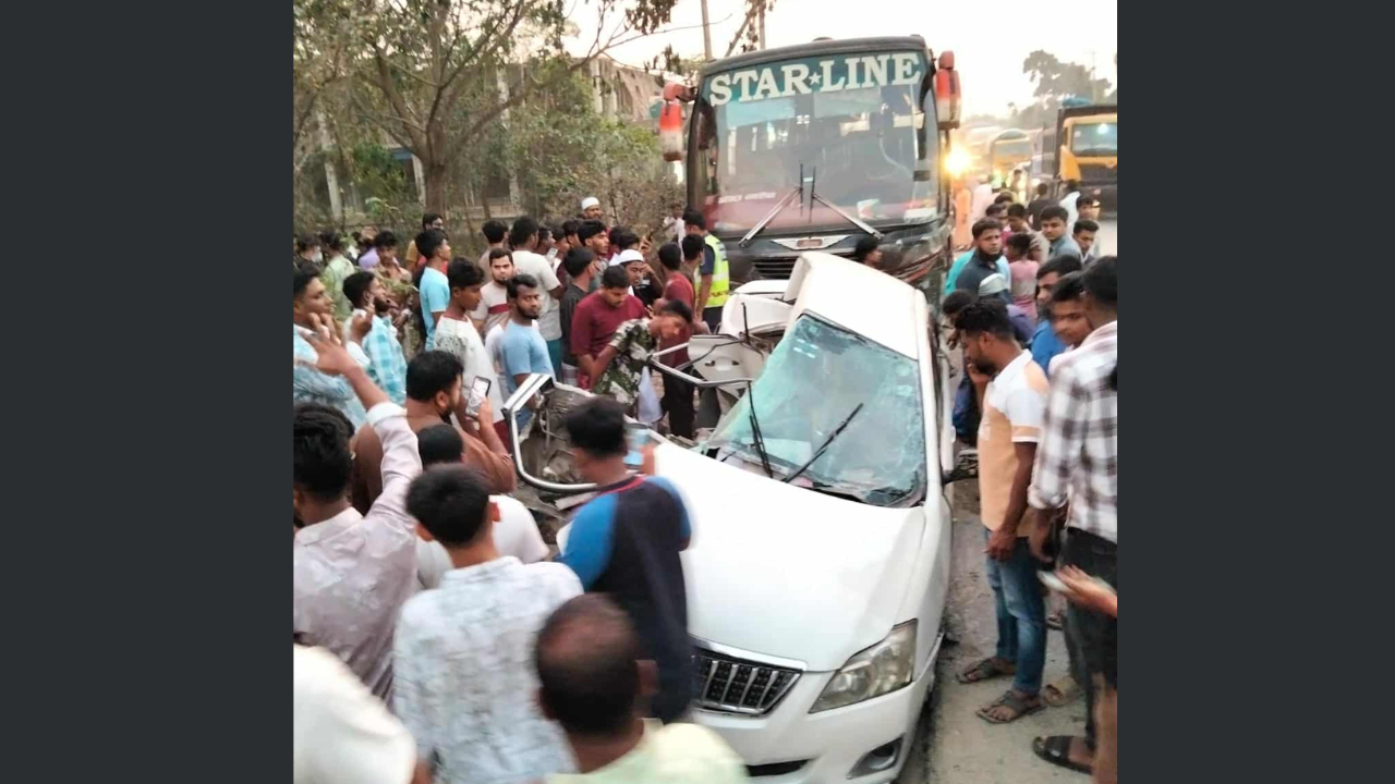 কুমিল্লায় বাসের ধাক্কায় প্রাইভেটকারের ৫ আরোহী নিহত