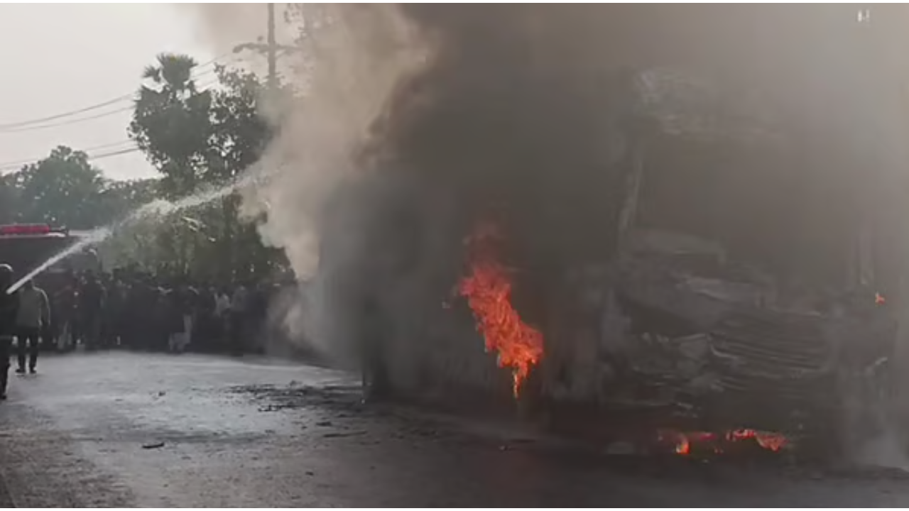 যশোরে চলন্ত বাসে অগ্নিকাণ্ড