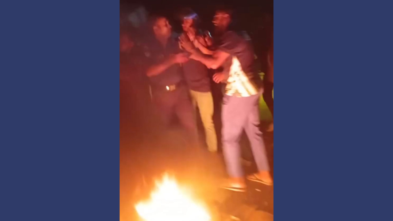 সাতক্ষীরায় তেলের দাবিতে আগুন জ্বালিয়ে সড়ক অবরোধ