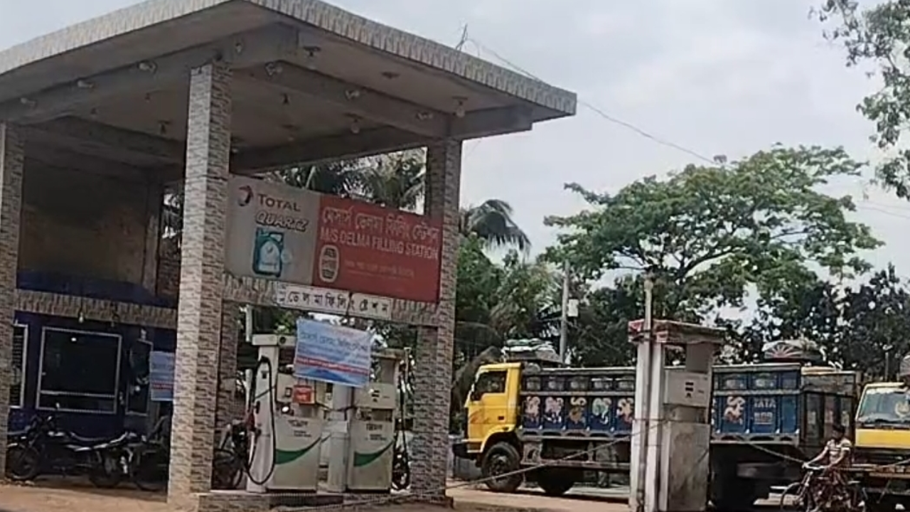 সাতক্ষীরায় পাম্পের ভেজাল ডিজেলে বিকল ট্রাক