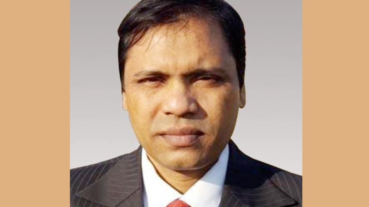 পূর্ত সচিব গেলেন মাইলস্টোনে, শিক্ষার্থীরা রোদে দাঁড়িয়ে দিলো সালাম