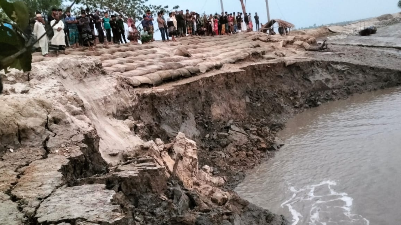 আশাশুনির বেড়িবাঁধে ভয়াবহ ভাঙন, আতঙ্কে এলাকাবাসী