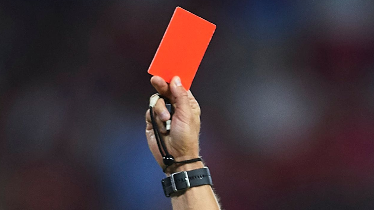 ১ ম্যাচেই ২৪ লাল কার্ড!