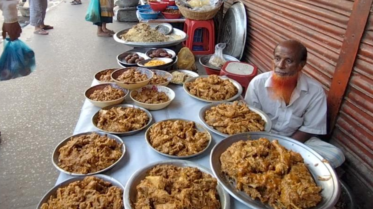 নয়াবাজারের ফুটপাতে বিক্রি হচ্ছে বিয়ে বাড়ির খাবার