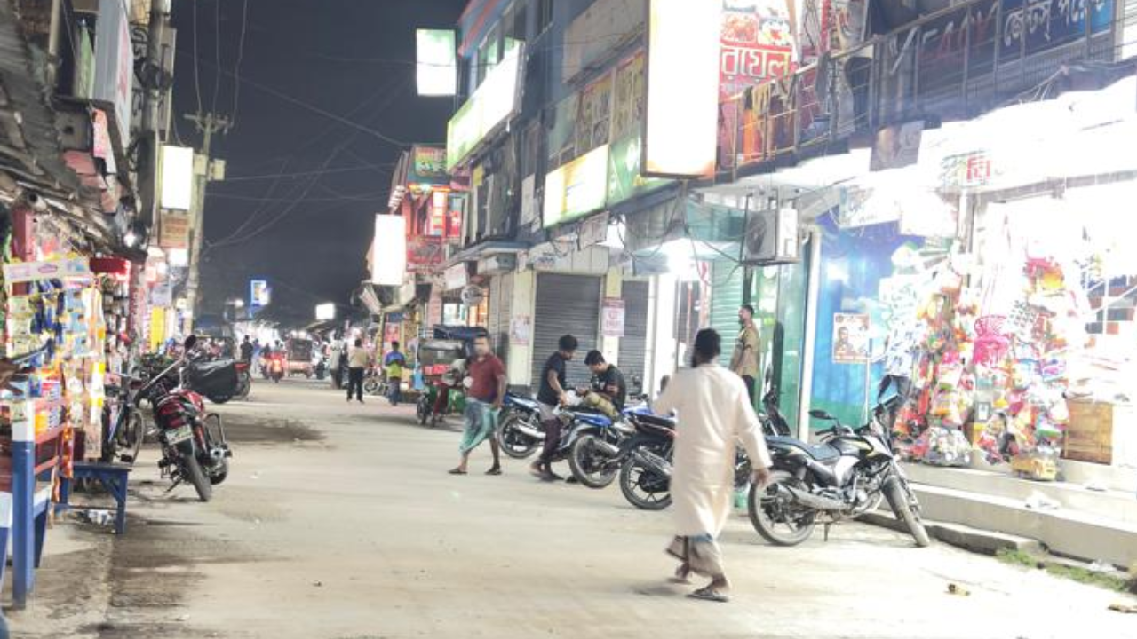 সন্ধ্যা ৭টায় বন্ধের নির্দেশ মানছে না মনোহরদীর দোকান মালিকরা