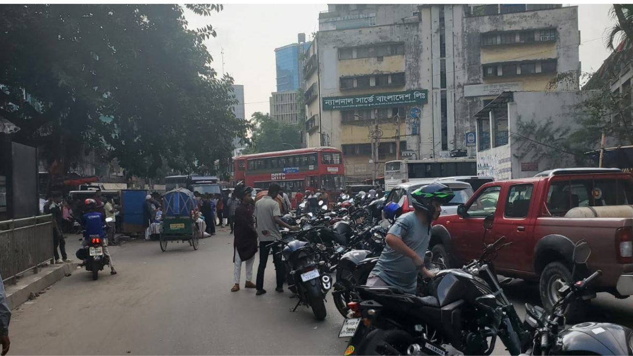 ফিলিং স্টেশন ১১ ঘণ্টা বন্ধ, কষ্টের শেষ নেই চালকদের