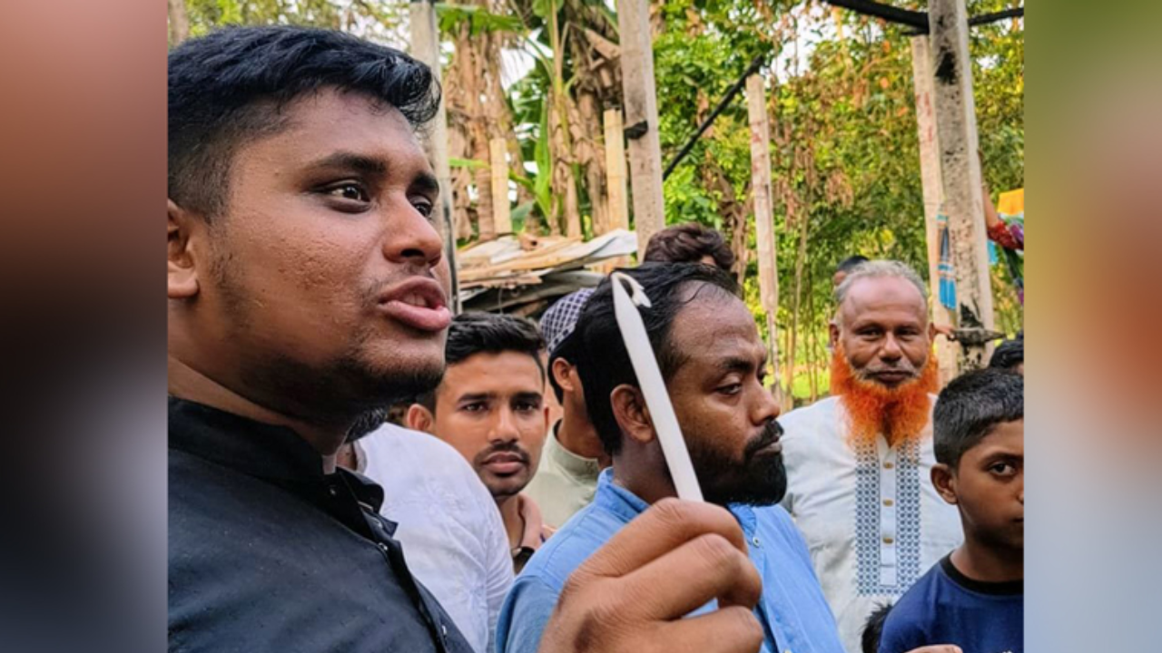 লোডশেডিংয়ের প্রতিবাদে মোমবাতি বিতরণ হাসনাতের