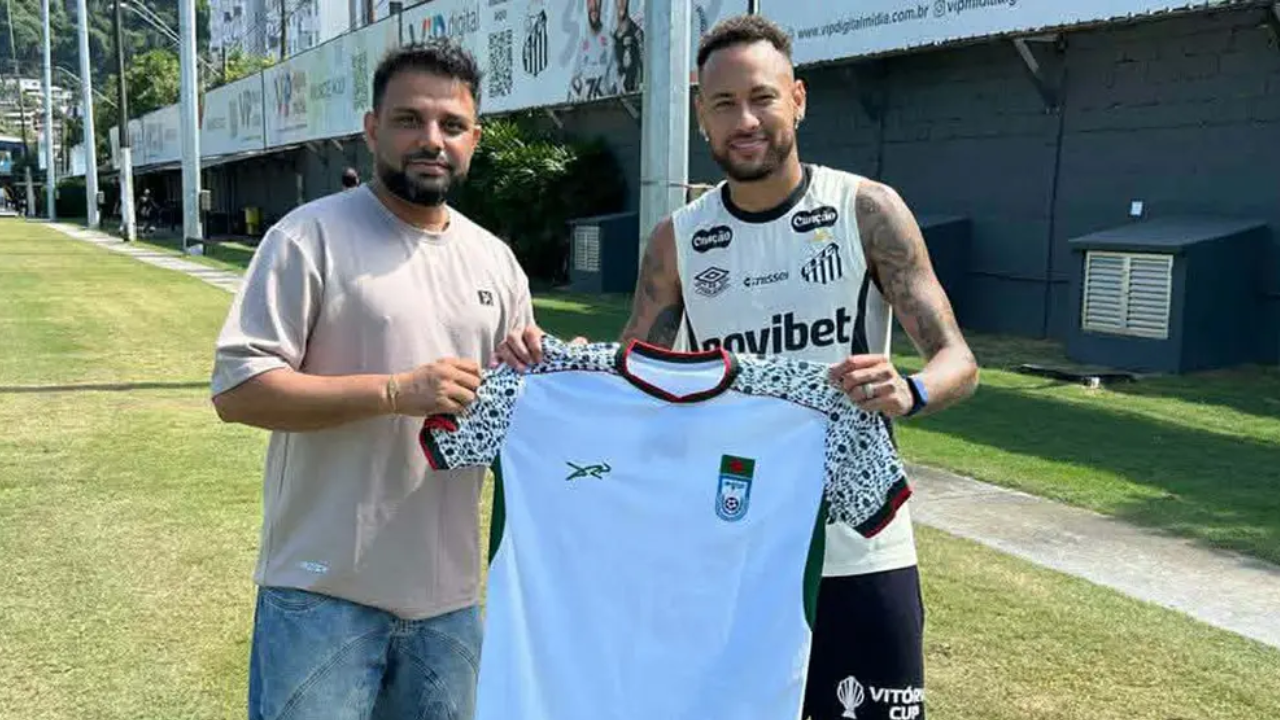 বাংলাদেশের জার্সি হাতে পেয়ে খুশি নেইমার