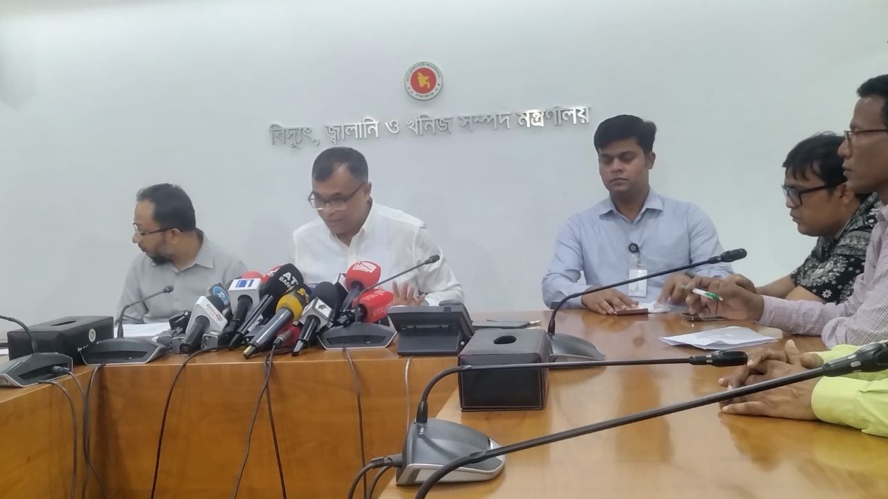 অকটেন-পেট্রোল কত মাসের মজুত রয়েছে তা জানালো জ্বালানি বিভাগ