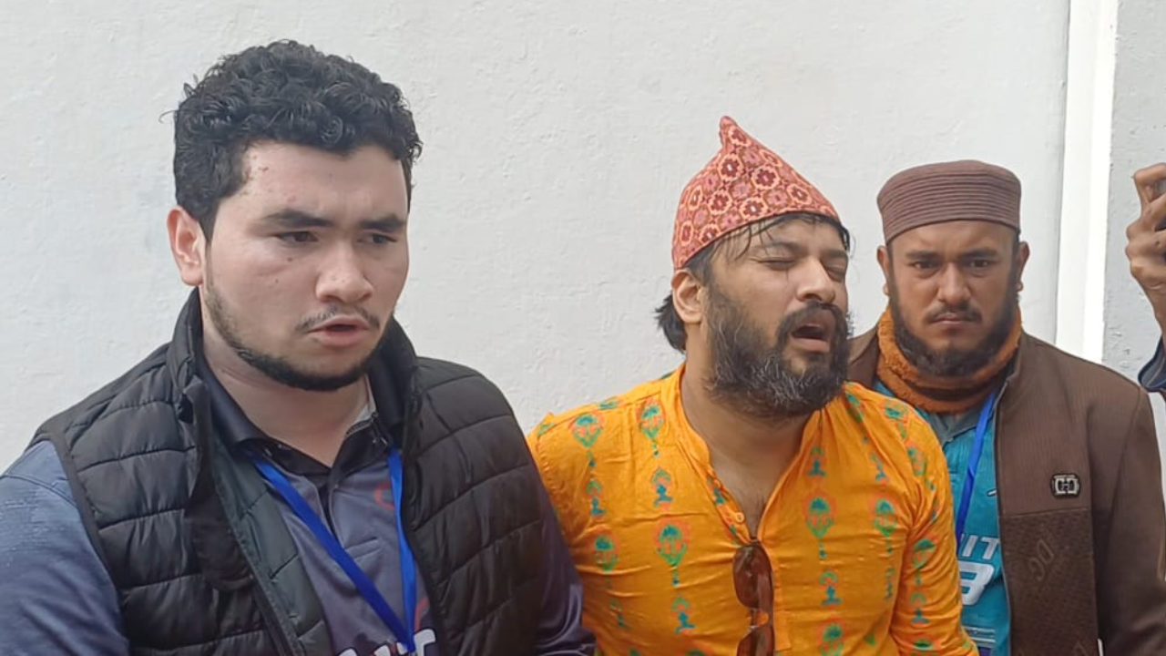 শারীরিক হেনস্তার পর টেনেহিঁচড়ে প্রক্টর কার্যালয়ে নিয়ে যাওয়া হয় সহকারী অধ্যাপক হাসান মোহাম্মদকে (ছবি: সংগৃহীত)