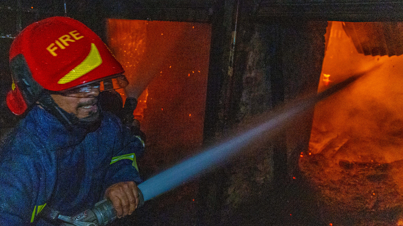 কারওয়ান বাজারের আগুন নিয়ন্ত্রণে